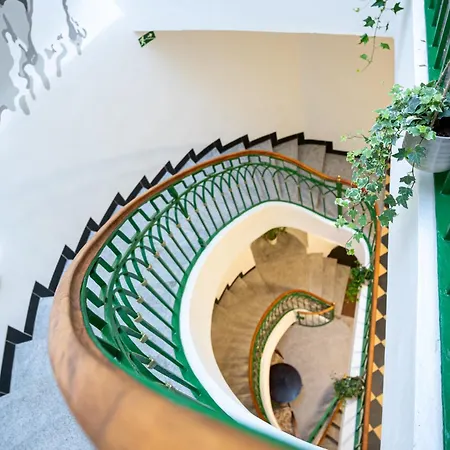 White Wolf House & براغ