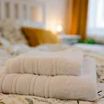 Hostel White Wolf House &
