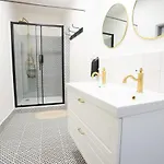 Hostel White Wolf House & *