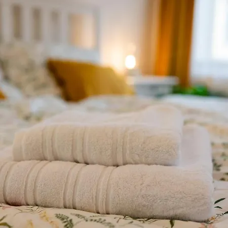 بيت شباب White Wolf House &