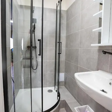 بيت شباب White Wolf House & براغ