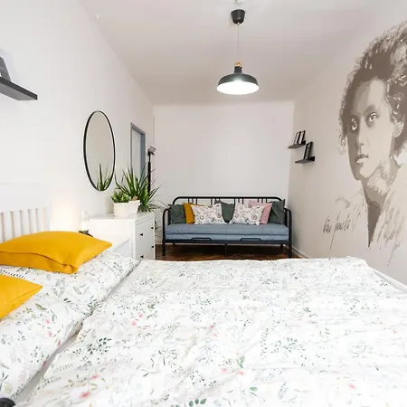 بيت شباب White Wolf House &