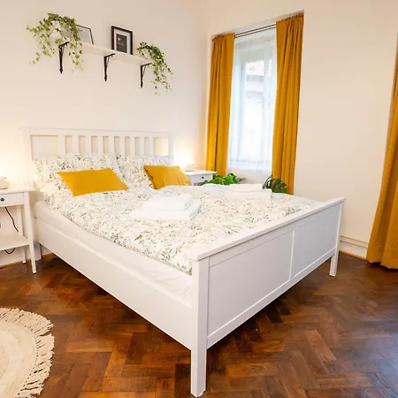White Wolf House & Хостел