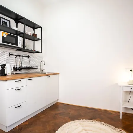 White Wolf House & Albergue Praga