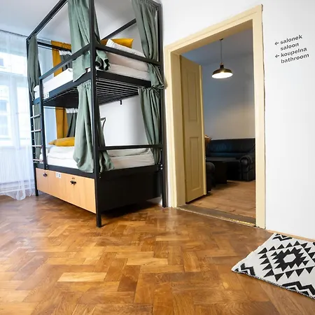 White Wolf House & بيت شباب براغ