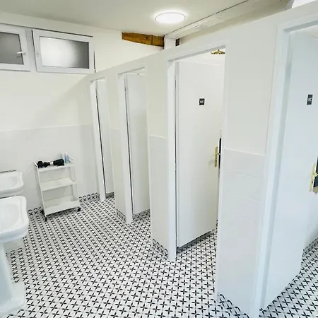 بيت شباب White Wolf House &