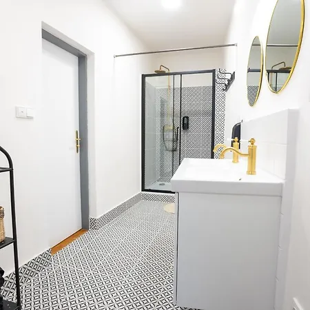 White Wolf House & אכסניה פראג