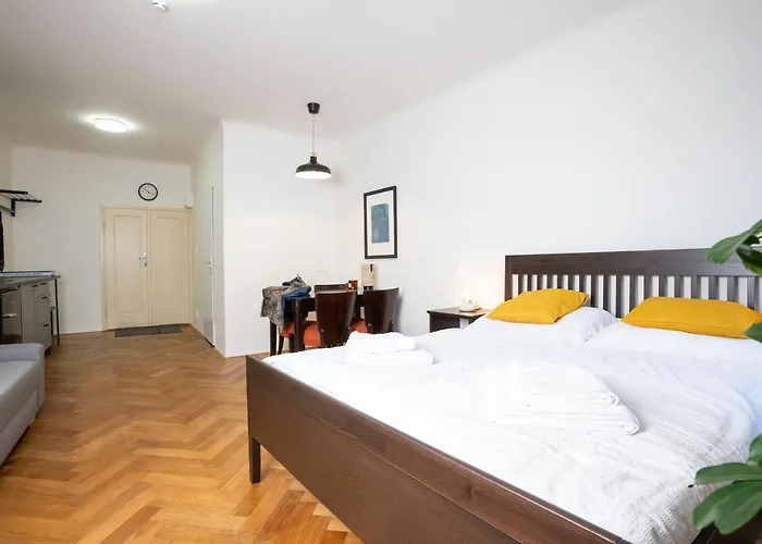 Хостел White Wolf House &